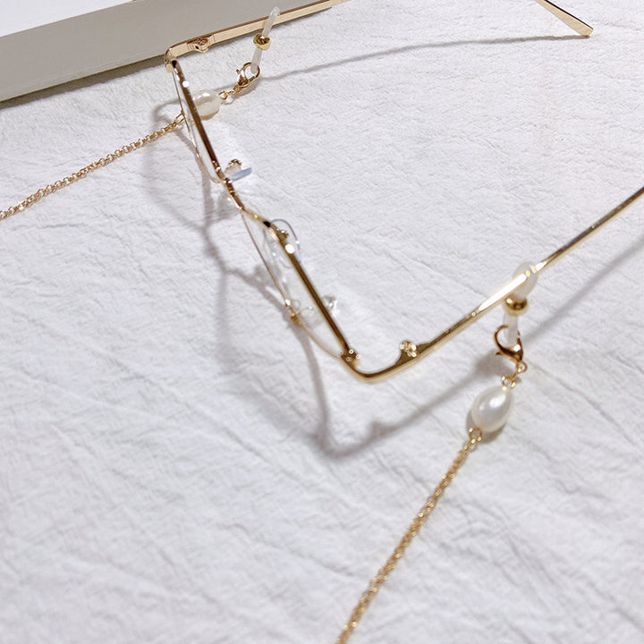 Elegant jewelry holder chain with pearl and gold accents Bowlift