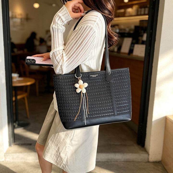 Fashionable tote bag with textured design Bowlift