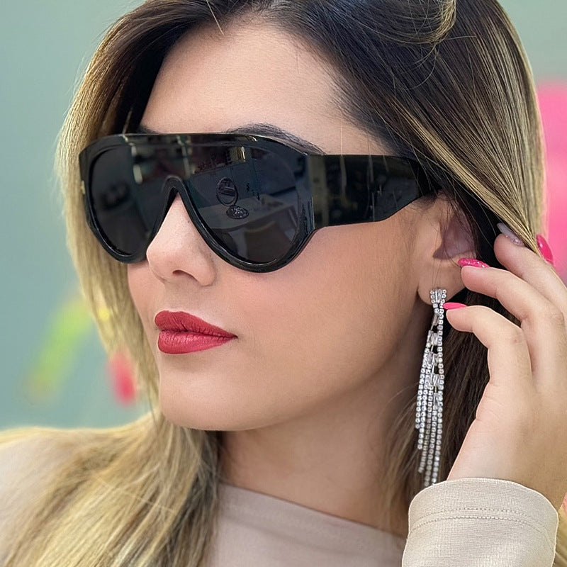 Women's fashionable privacy sunglasses with wide glamorous frame and UV protection Bowlift