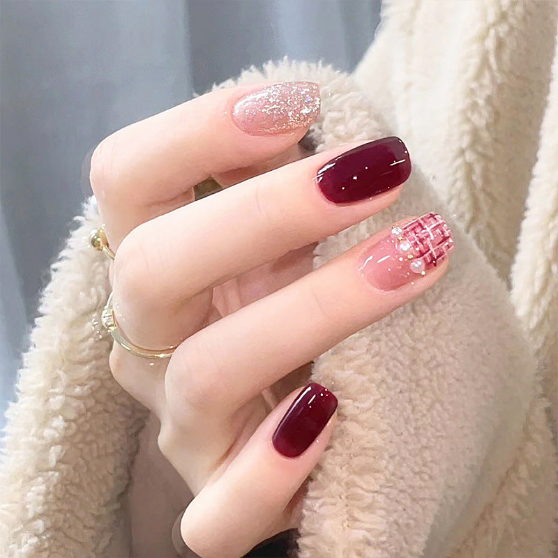 Artificial nail set with glamorous glitter and textural accents Bowlift