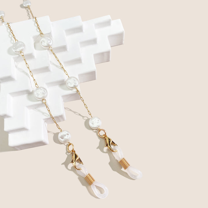 Elegant Pearl-Linked Eyewear Chain Bowlift