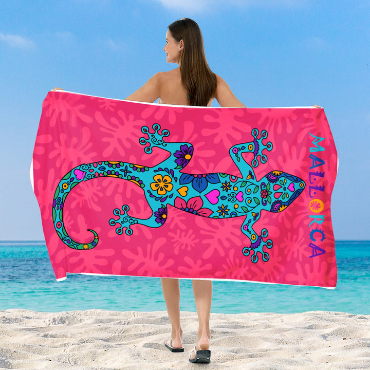Beach towel with vibrant, colorful animal motif Bowlift