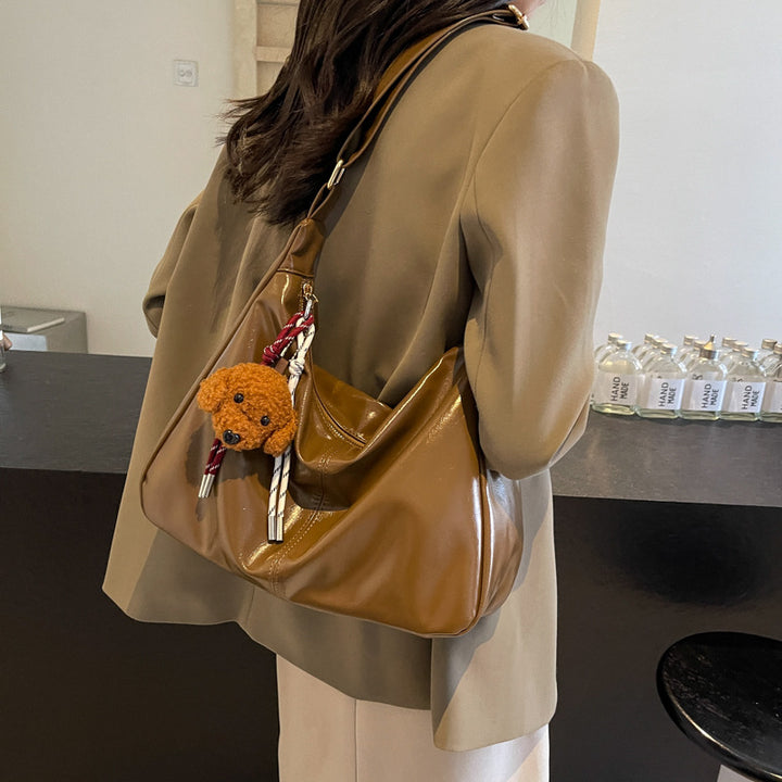Shoulder bag with charming animal pendant Bowlift