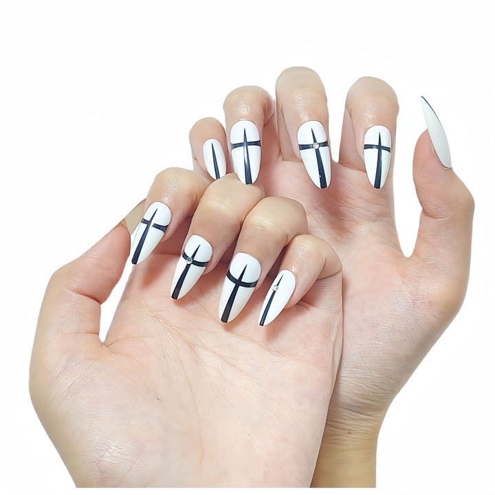 Artificial nails in a playful flower design with glittering accents Bowlift