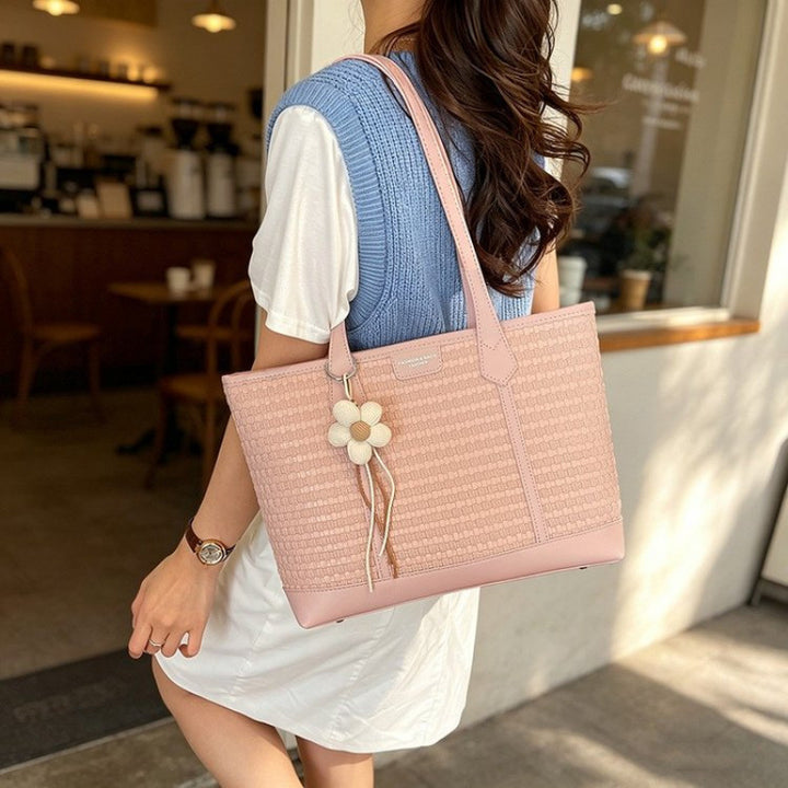 Fashionable tote bag with textured design Bowlift