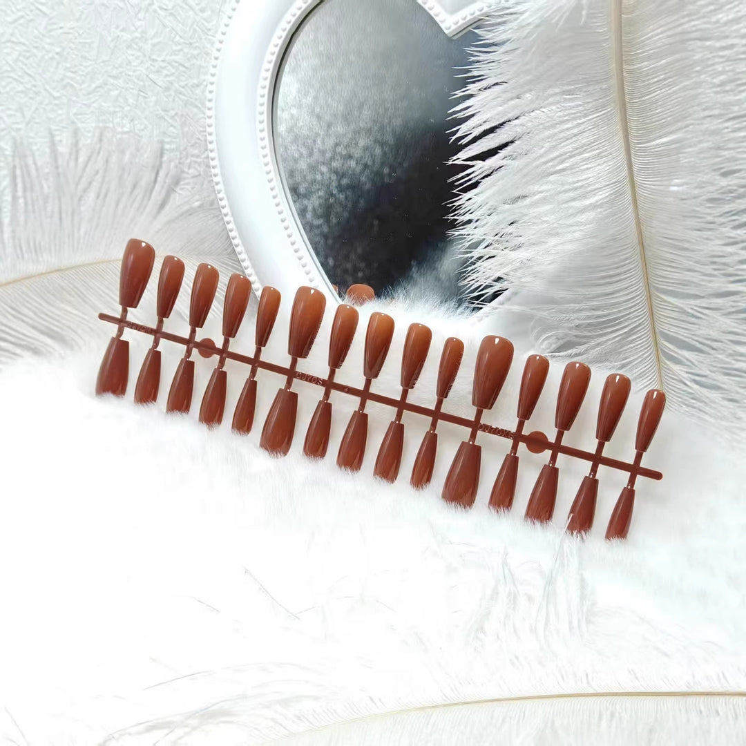 Artificial nails in elegant drop design Bowlift
