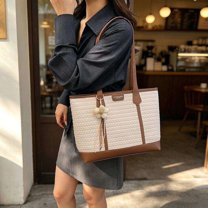Fashionable tote bag with textured design Bowlift