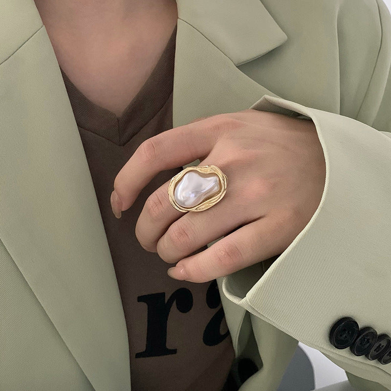 Elegant pearl ring with unique design by Bowlift