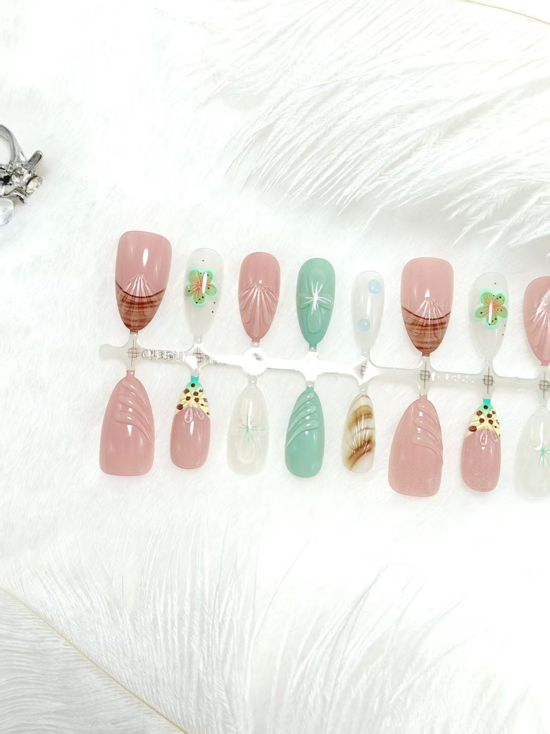 Artificial nail set with exquisite floral designs and shimmering effects Bowlift
