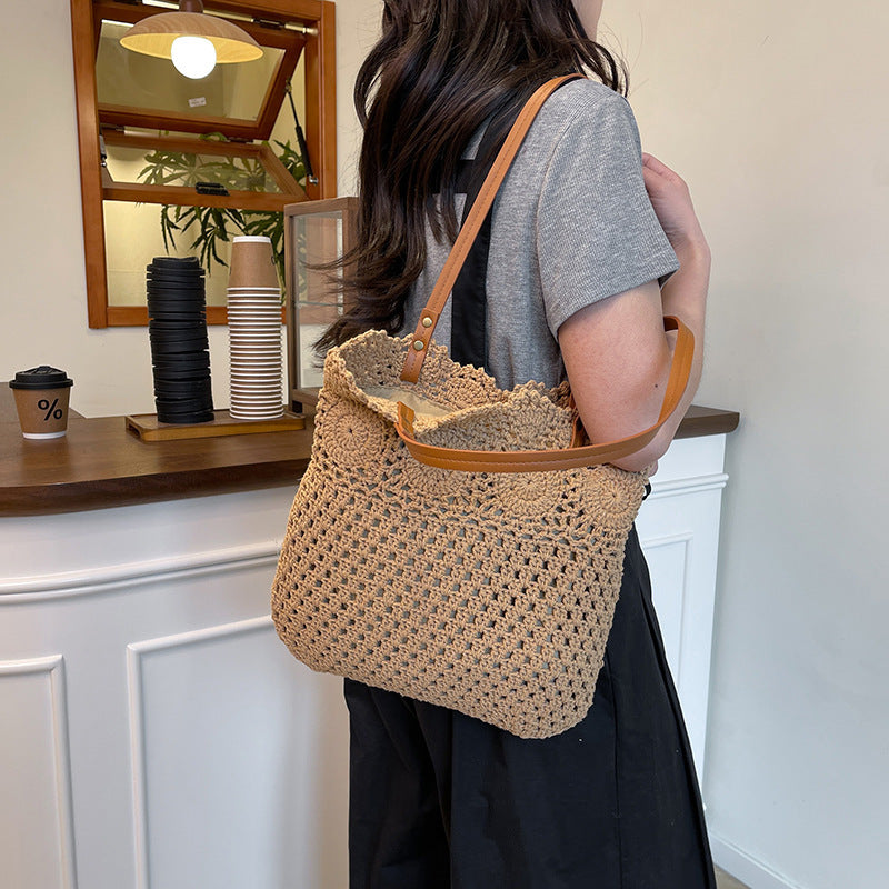 Crocheted tote bag with natural accents Bowlift