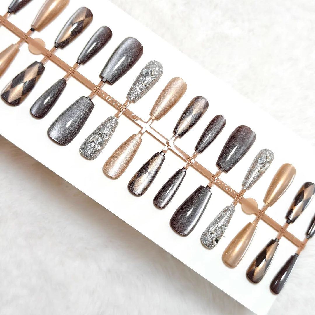 Artifical nails in elegant metallic look Bowlift