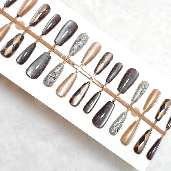 Artifical nails in elegant metallic look Bowlift