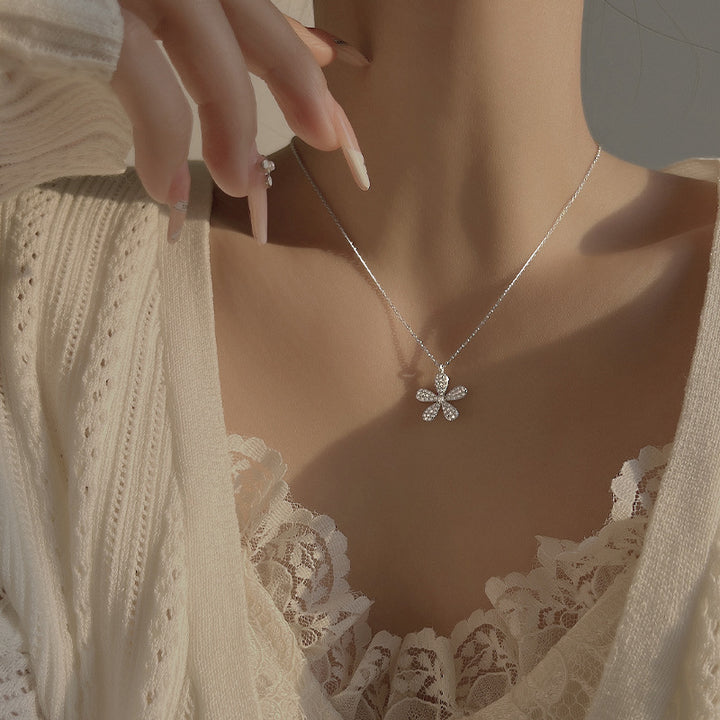 Floral Shaped Pendant Necklace Bowlift