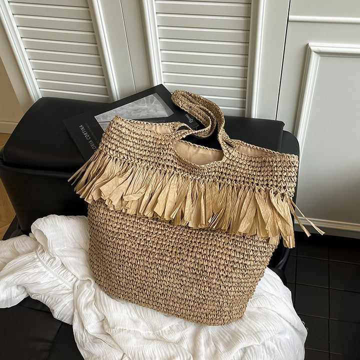 Charming Bast handbag with decorative fringes Bowlift