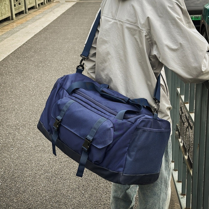 Sport and leisure travel bag with water-repellent material and reinforced carrying handle Bowlift