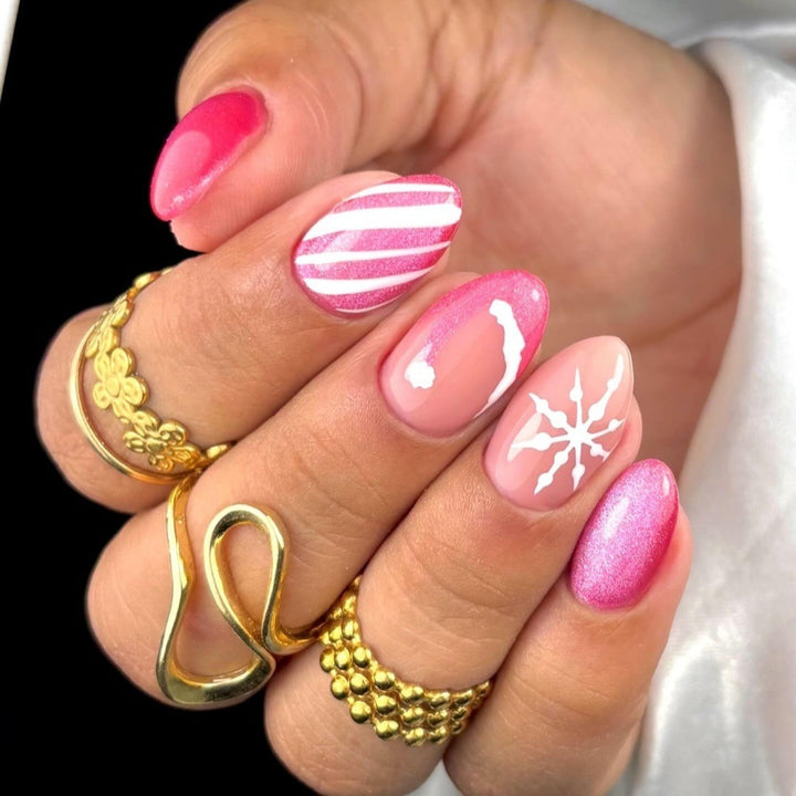 Artificial nails with sparkling glitter and Christmas designs Bowlift