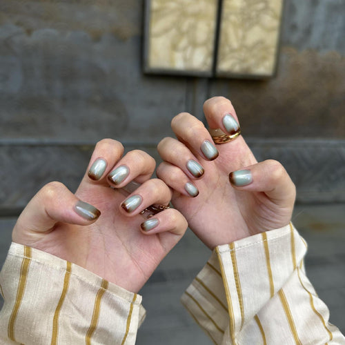 Glamorous Artificial Nails in Elegant French-Style Bowlift