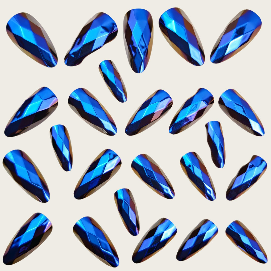 Artificial nails with faceted design Bowlift