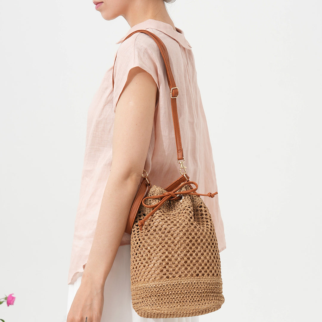 Elegant Handbag Made of Braided Natural Material with Stylish Drawstring Closure Bowlift