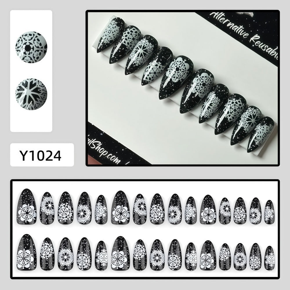 Artificial nails in a unique winter design with snow and reindeer motifs Bowlift
