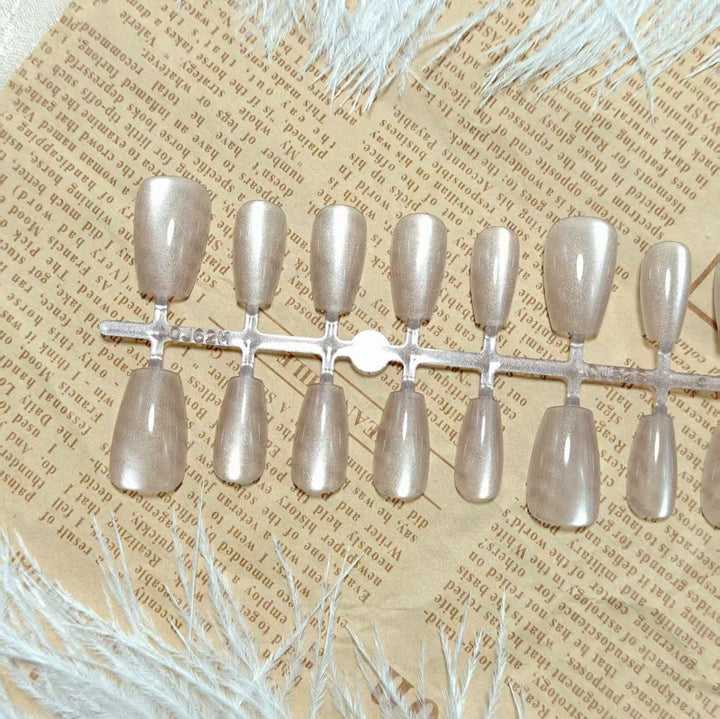 Artificial nails in elegant nude glitter design Bowlift