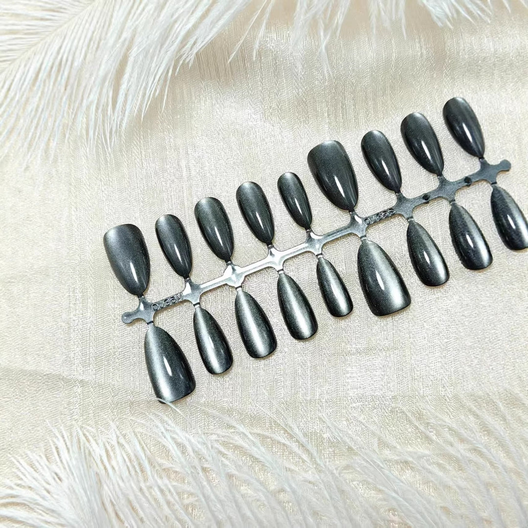 Artificial nails in elegant Cat-Eye design Bowlift