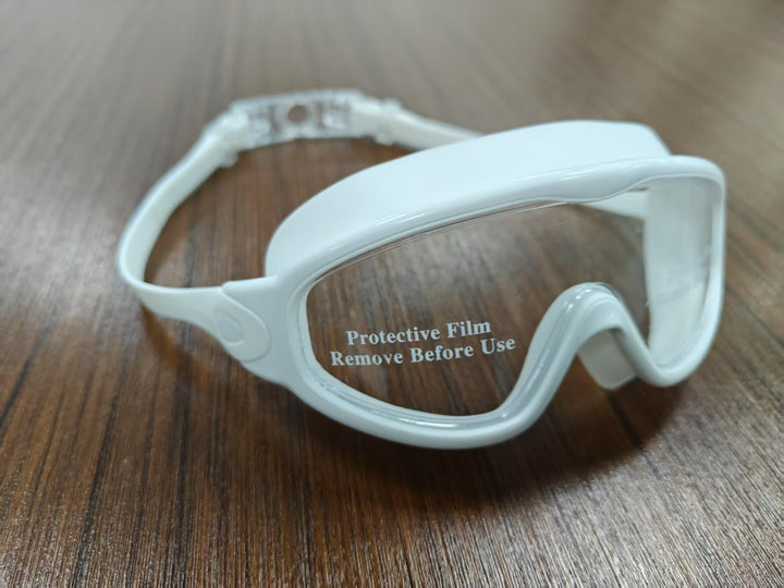 Diving mask with wide field of view and magnet holder Bowlift