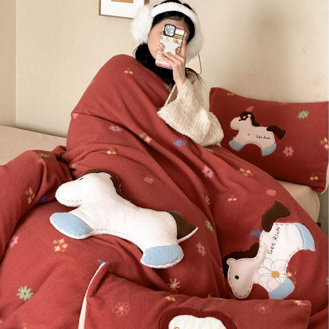 Microfiber fleece bedding set with appliqués and quilted back Bowlift