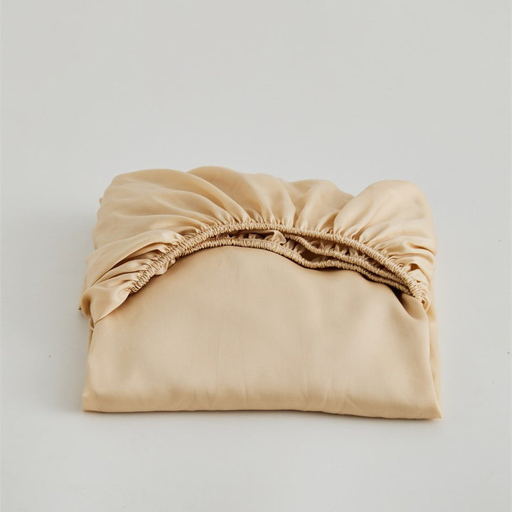 Fitted sheet made of fine cotton satin with extra high skirt and elastic all-around rubber Bowlift