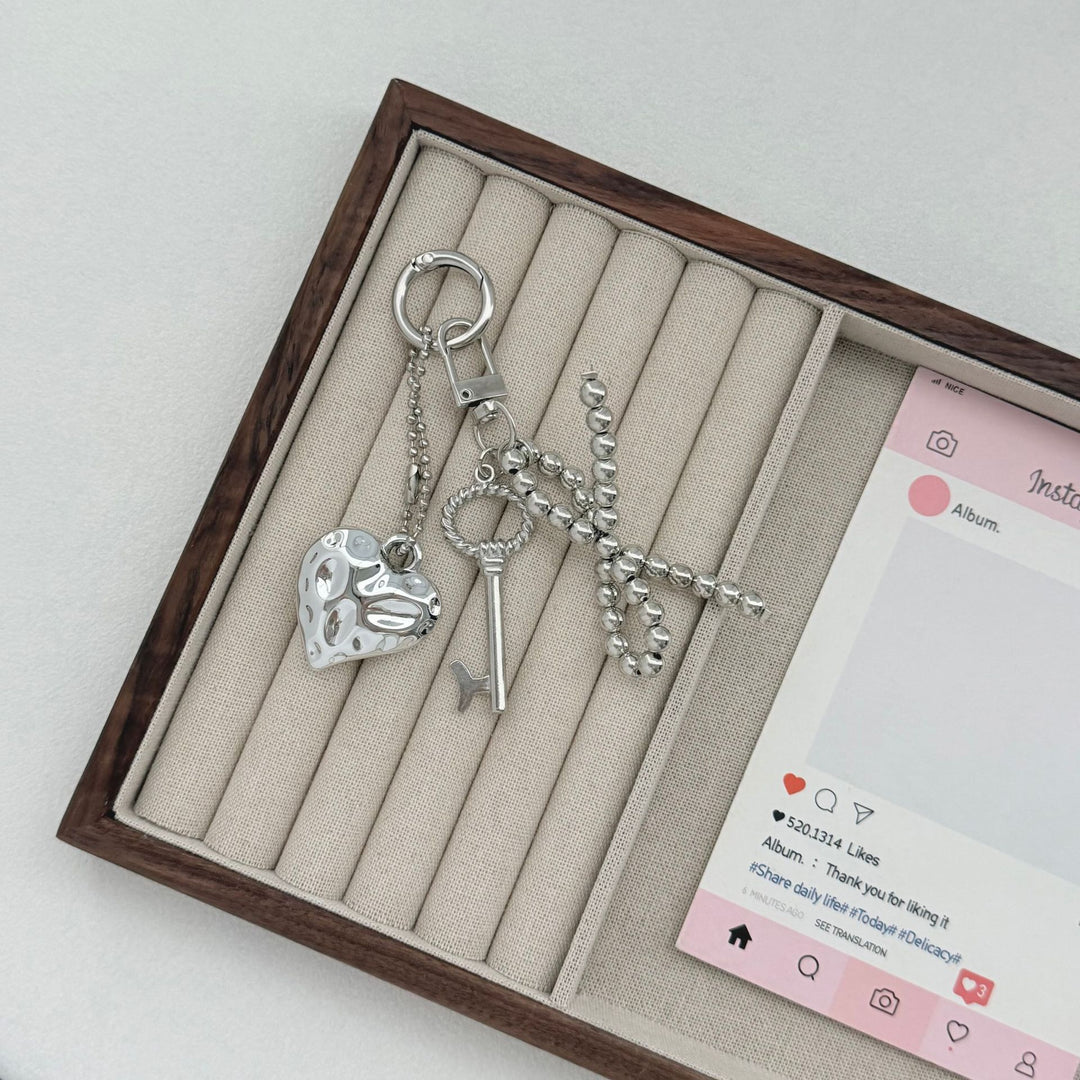 Elegant Heart-Shaped Keychain Bowlift