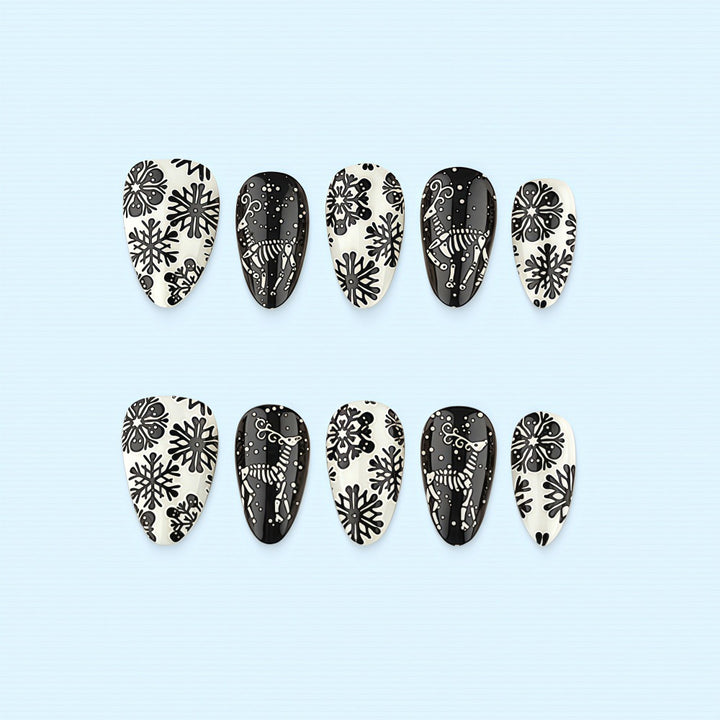 Artificial nails in a unique winter design with snow and reindeer motifs Bowlift