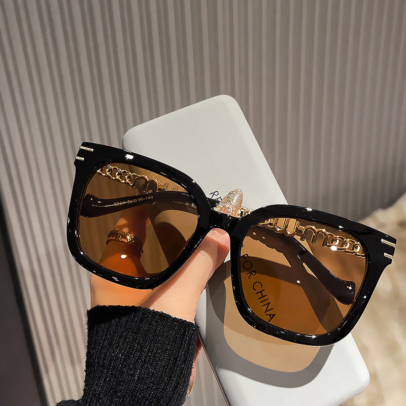 Ladies trendy square sunglasses with elegant frame and stylish gold accent Bowlift