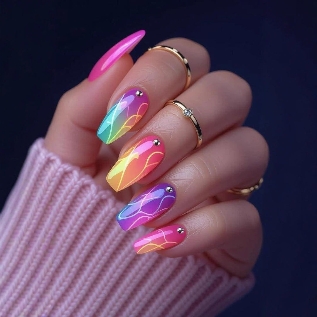 Artificial nails in a playful flower design with glittering accents Bowlift