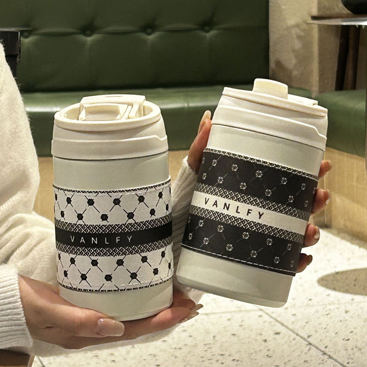 Ladies' insulated bottle with secure flip closure and charming animal motif Bowlift