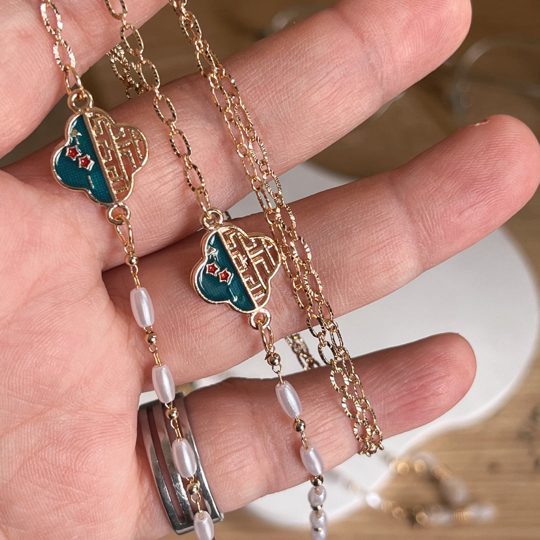 Artistic Gold-Plated Eyewear Chain with Decorative Cloud Charm Bowlift