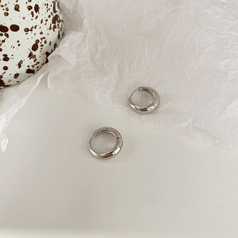 Fashionable hoop earrings with sleek design Bowlift