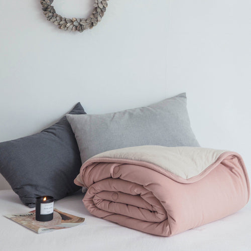 Ultralight climate-regulating quilted blanket with compact filling and cotton surface