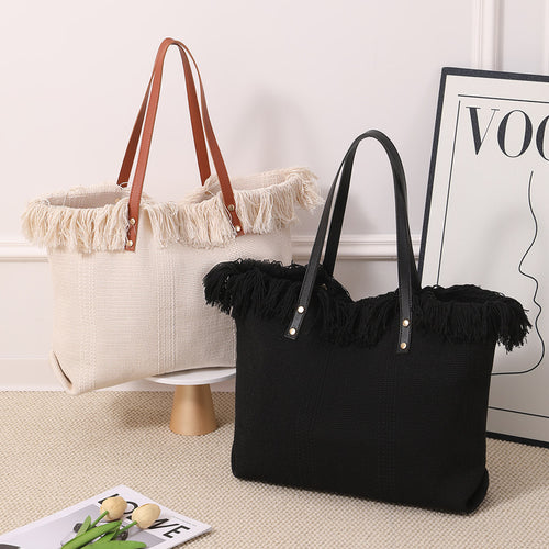 Beach bag with eye-catching fringe edge Bowlift