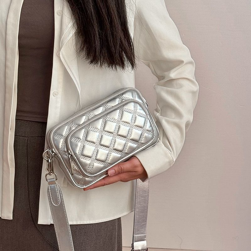 Shoulder bag with stylish quilted pattern Bowlift