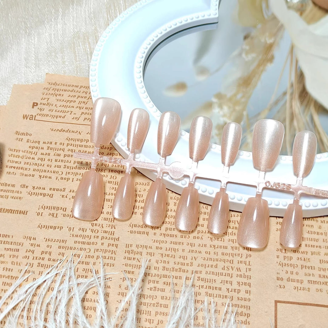 Artificial nails in the elegant nail art set Bowlift