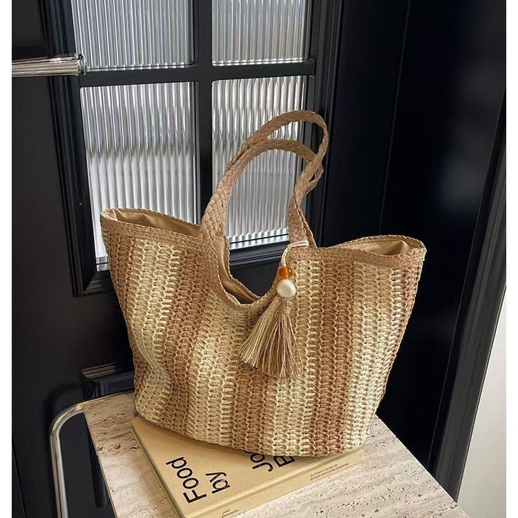 Braided beach bag with decorative tassel pendant Bowlift