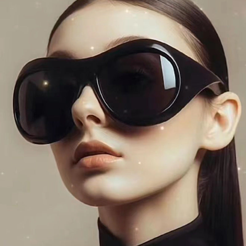 Ladies retro-inspired sunglasses with oversized frame and protective lenses Bowlift