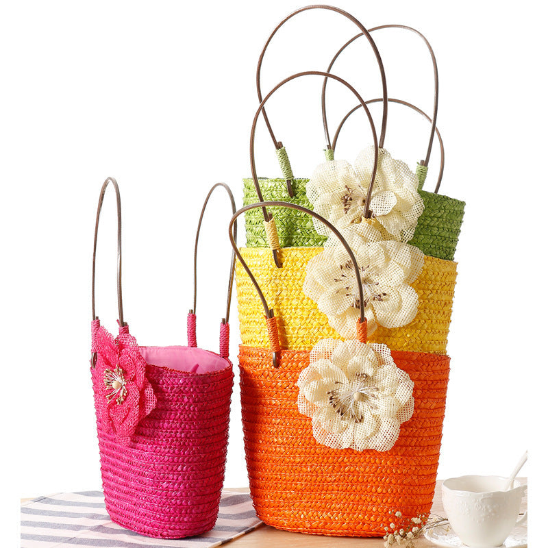 Elegant bast bag with flower appliqué Bowlift
