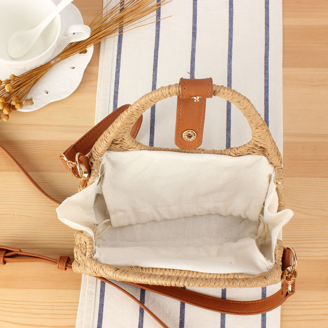 Shoulder bag made of woven natural material with elegant leather accent Bowlift