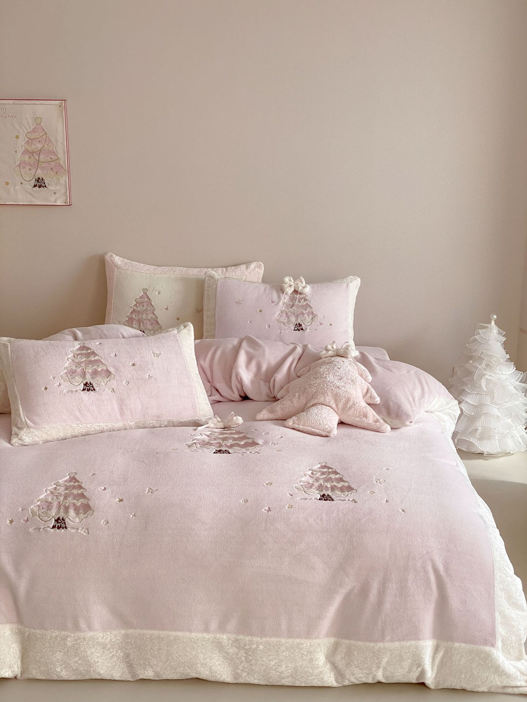 Luxury children's bedding set with embroidered fir trees, velvet trim and cuddly pillow Bowlift