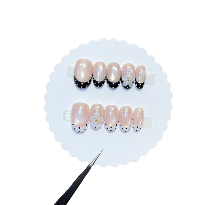 Decorative artificial nails with elegant accents Bowlift