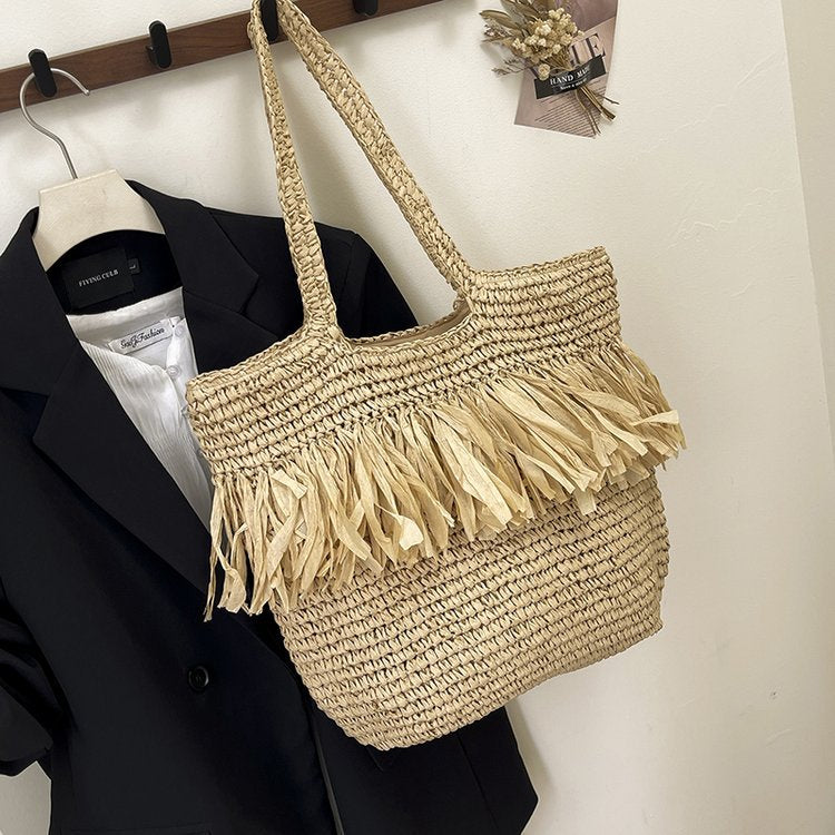 Charming Bast handbag with decorative fringes Bowlift