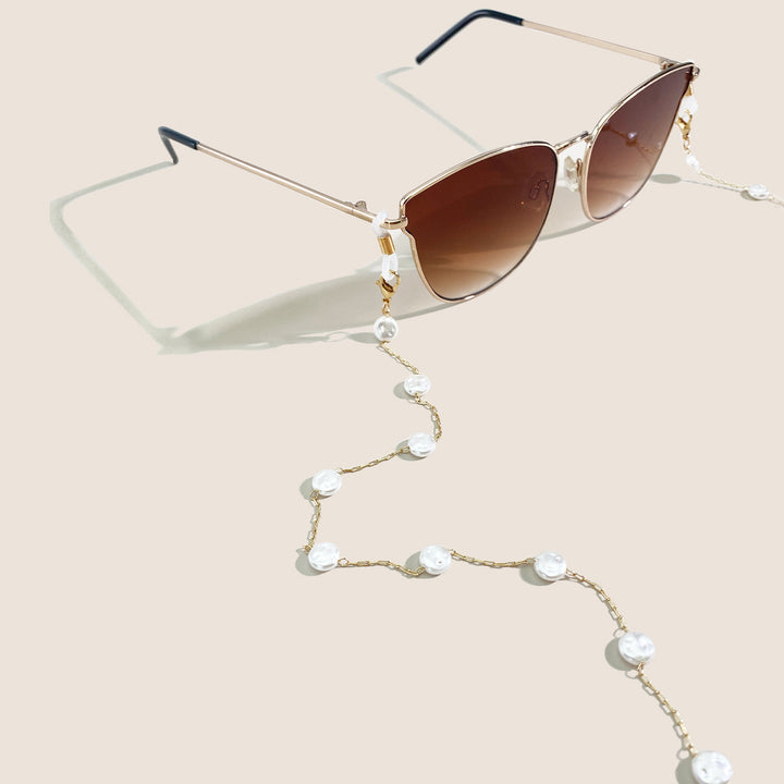 Elegant Pearl-Linked Eyewear Chain Bowlift