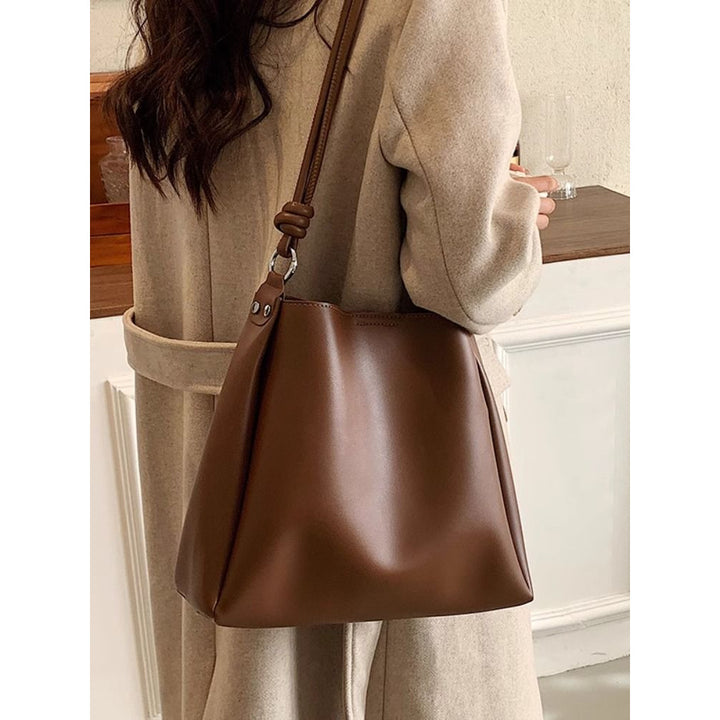Sleek Minimalist Shoulder Bag Bowlift
