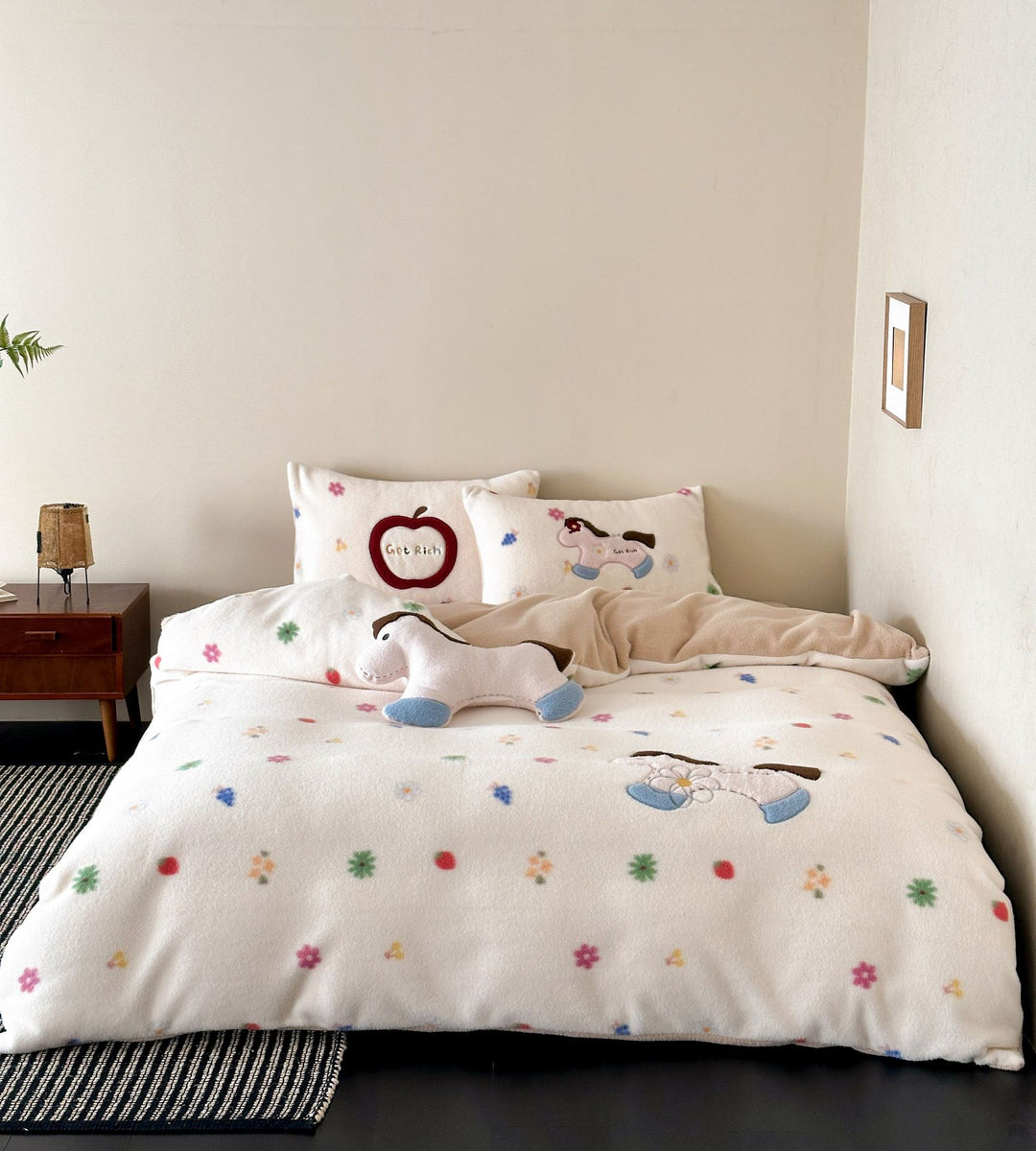 Microfiber fleece bedding set with appliqués and quilted back Bowlift